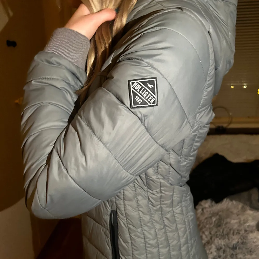En jätte fin vår jacka i super fint material från Hollister. (ny köpt 899kr) . Jackor.
