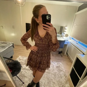 Zara klänning - En jättefin klänning från zara som tyvärr blivit för liten❤️