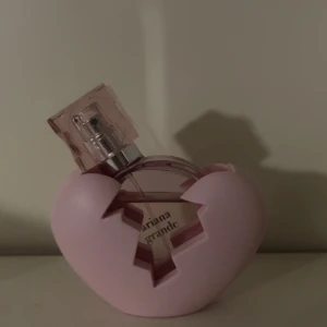 Parfym  - Från ariana grande, använd med några få sprut. Köptes för 400🤗säljs då jag använder andra parfymer