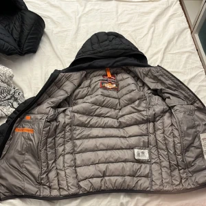 Parajumper jacka - Parajumper jacka modellen heter last minute ”svart” ny pris 4,6 ett fixat håll på bild 3