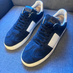 Valentino flycrew navy blue  - Sjukt snygga och eftertraktade valentino flycrew  Size 42 i färgen navy blue.  Super skick alla spikar kvar! Sparsamt använda. Ingen box eller dustbag.  ANNONS KVAR=SKOR KVAR   Finns i centrala Stockholm eller postas spårbart och försäkrat 