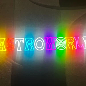 Astroworld Neonskylt - En cool prydnad för din vägg! 100x20 cm. Strömkablar och tillbehör skickas med.