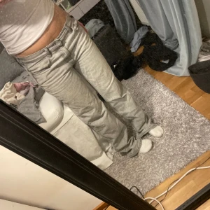 Gråa jeans - Bra till storlek, ljusgråa jeans, använt ganska många gånger men inget man märker!