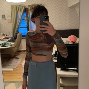 Blå- Brun MiniTop - Supersnygg kort top med en unik kombination av blå och brun!🫶kommer inte ihåg vart den är ifrån därför är storlek ökänd med ungefär XS/S