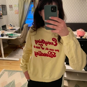 Feminist hoodie - Jättegullig gul och röd ”Everything you can do I can do bleeding” från Junkyard!