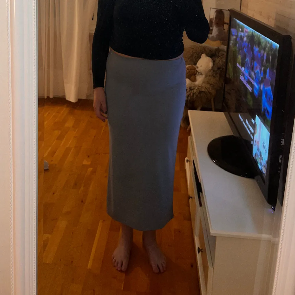 Säljer denna gråa kjol i storlek L❤️Den har en slit där bak och resårband i midjan. Kan hämtas i Ulricehamn eller skickas. Använt få tal gånger. Kunden betalar frakt. Kjolar.