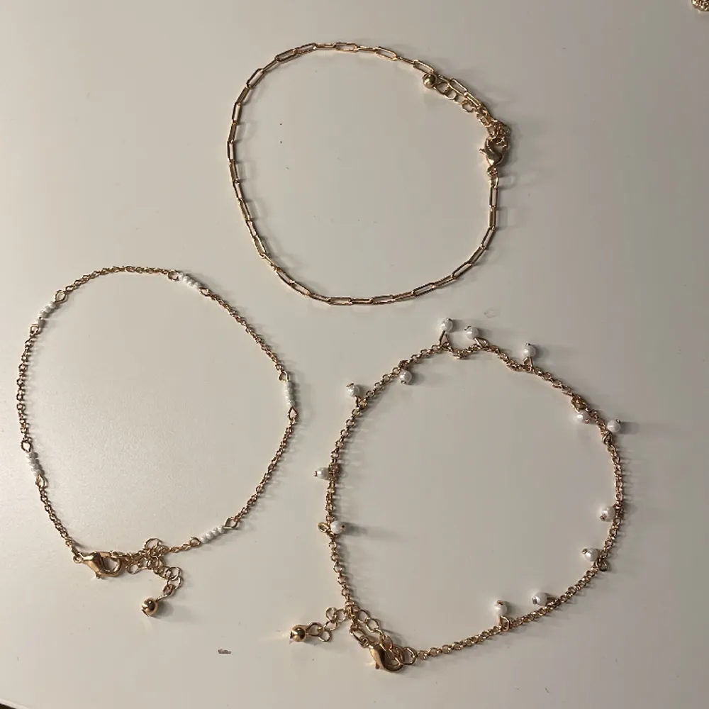 Tre fotlänkar/anklets i guld färg (fejk)⭐️✨ 22,5 cm på kortaste spänningen , 26cm på längsta💋🌆. Accessoarer.