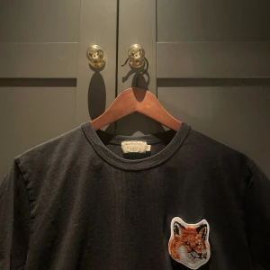 Maison Kistuné T-shirt  - Svart Maison Kistuné T-shirt. Köpt för 1500 kr på NK.   Storlek: L Tryck på ”Köp nu” för att köpa. Men 