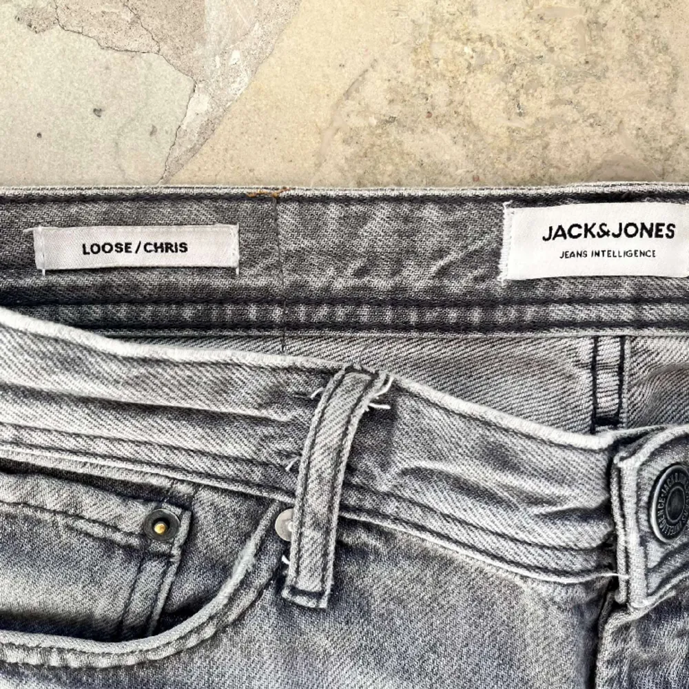 Jack and Jones jeans i modellen loose/chris. Storlek 30:32. Bara att skriva vid funderingar eller fler bilder!. Jeans & Byxor.