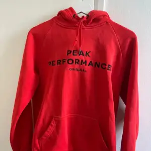 Peak performance hoodie i storlek L. Har vanligtvis storlek S men den sitter bra, inte för stor & inte för liten. 