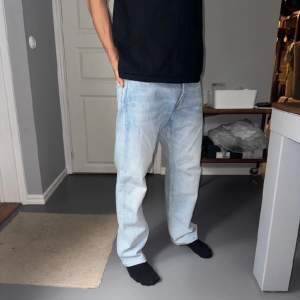 Ett par stilrena jeans från weekday, skick 10/10 då de knappt är använda, modellen är Space (relaxed straight), Nypris: 600kr, vårt pris 150kr, Hör gärna av dig vid fler frågor! (Pris kan diskuteras)