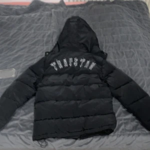 Trapstar Jacka Svart - Den passar s den ska och säljer eftersom jag behöver inte så stor jacka i denna säsongen