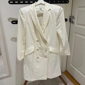 Lång creame kavaj 40  - Lång creame/vit kavaj i storlek 40 från Amisu 