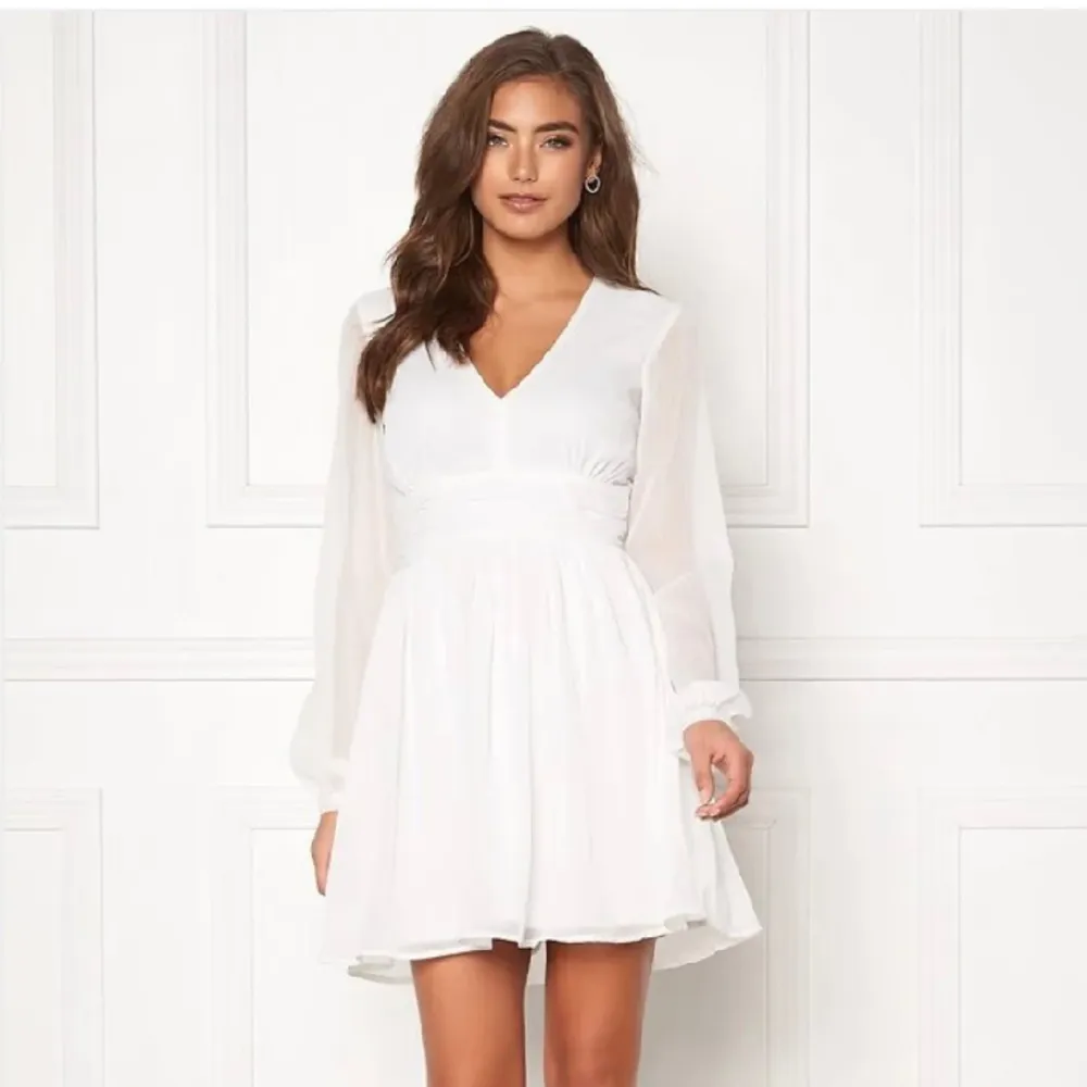 jättefin vit klänning från bubbleroom, endast använda en gång på min avslutning i 9:an🥰 inga defekter 💕storleken är 34 men sitter bra på mej som annars har 36 eller 38 och aldrig brukar ha 34 😃. Klänningar.