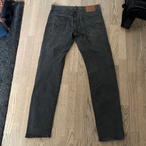 Levis 502 gråa - Säljer Levis 502 gråa