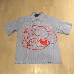 Jaded shirt - En utsåld Jaded london blue stripe shirt som är helt oanvänd pga inte min storlek.   Pris kan alltid diskuteras 