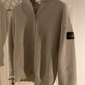 STN island zip - Tja! Säljer denna as feta STN ISLAND zip. Cream färg. XL/XXL