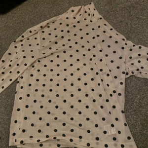 Genomskinlig festlig tröja - använt 2 gånger fått massa komplimanger  Den är genomskinlig  Jag säljer för att jag rensar garderoben 