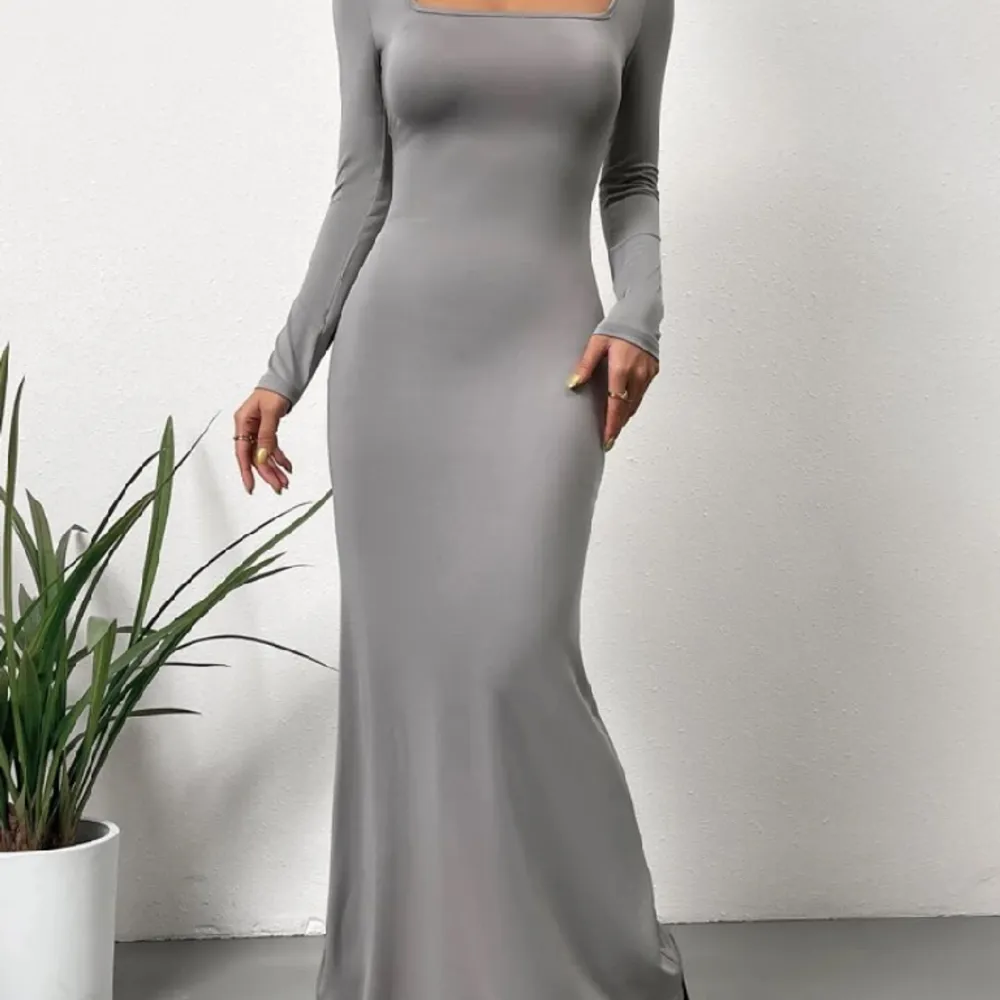 Säljer denna fantastiskt fina klänning i storlek XS. Den sitter väldigt fint. Använd en gång. . Klänningar.