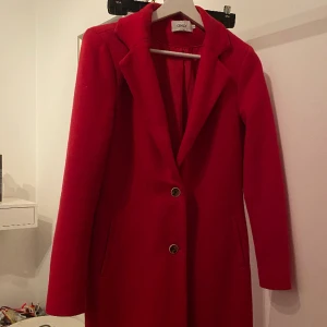 Röd vårkappa  - Fin röd vårkappa i bra skick.