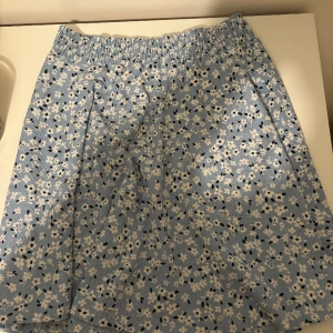 Kjol  - Blå kjol med blommor på. Super gullig  Köpt på lager 157 för 150kr  Säljs för 90