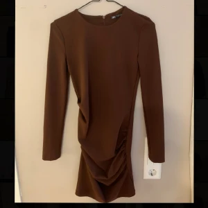 Långärmad kort klänning - Fin klänning från Zara. Endast använd två gånger 🥰