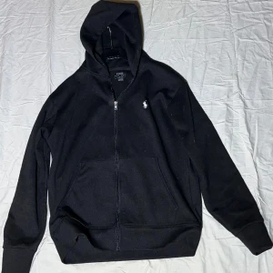 Ralph lauren zip hoodie - Den är väldigt fin 10/10 skick😁 Skulle säga att den passar en lite större S eller en Vanlig M💯 Säljes för endast 450kr🤑