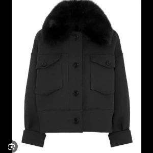 SÖKER  - Söker en svart meotine jacka i bra skick runt 2000kr i prisklass💕storlek xs/s eller s/m