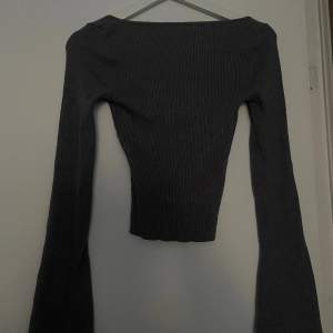 säljer en jättefin mörkgrå tröja från hm, med vida ärmar och lite djupare i ryggen. ☺️
