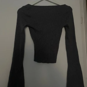 tröja med lite djup rygg - säljer en jättefin mörkgrå tröja från hm, med vida ärmar och lite djupare i ryggen. ☺️
