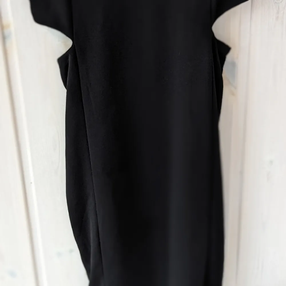 Superfint svart klänning med strass i nyskick . Klänningar.