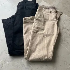 Två par jättefina jeans för herr. De svarta är ifrån Morris och de beiga är ifrån Brigilia. Båda är köpta för 1500kr styck. De är använda men är i väldigt bra skick. Säljer de beiga för 400 och de svarta för 600 eller båda för 950kr