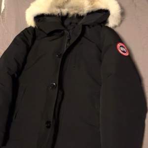 Tjena säljer min 1:1 kopia canada goose jacka som är lite längre i designen. Den är fortfarande som nyskick inga skador eller fläckar osv! Det är storlek S och kan antingen fraktas eller mötas upp.Om du har några funderingar så är det bara att skriva