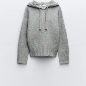 Stickad Hoodie zara  - Helt oanvänd, storlek m/L, overzised i modellen. Jag har vanligtvis storlek s och sitter bra! Skriv för fler frågor 