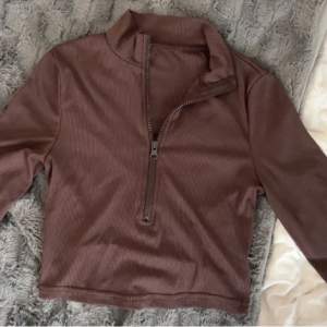 Ribbad brun tröja i storlek S. Säljer då den inte kommer till användning. Skriv privat för fler bilder. Pris kan diskuteras!