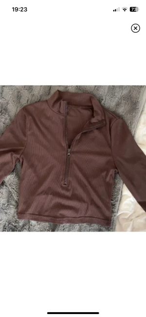 Tröja - Ribbad brun tröja i storlek S. Säljer då den inte kommer till användning. Skriv privat för fler bilder. Pris kan diskuteras!