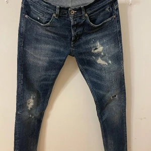 Dondup George  - Säljer du dessa sjukt snygga Dondupjeansen som är i jättebra skick! Modellen heter George och är i storlek 32. Referens-killen på bilden är 180 cm lång! Hör gärna av dig vid frågor eller funderingar😃(KÖP endast för 950kr)