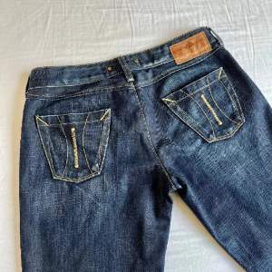 Säljer dessa jeans då de inte kommer till användning. Jätte fint skick och sparsamt använd!