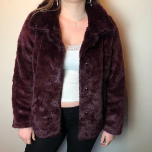 Vinröd pälsjacka - En supermysig jacka som känns så lyxig!⚡️