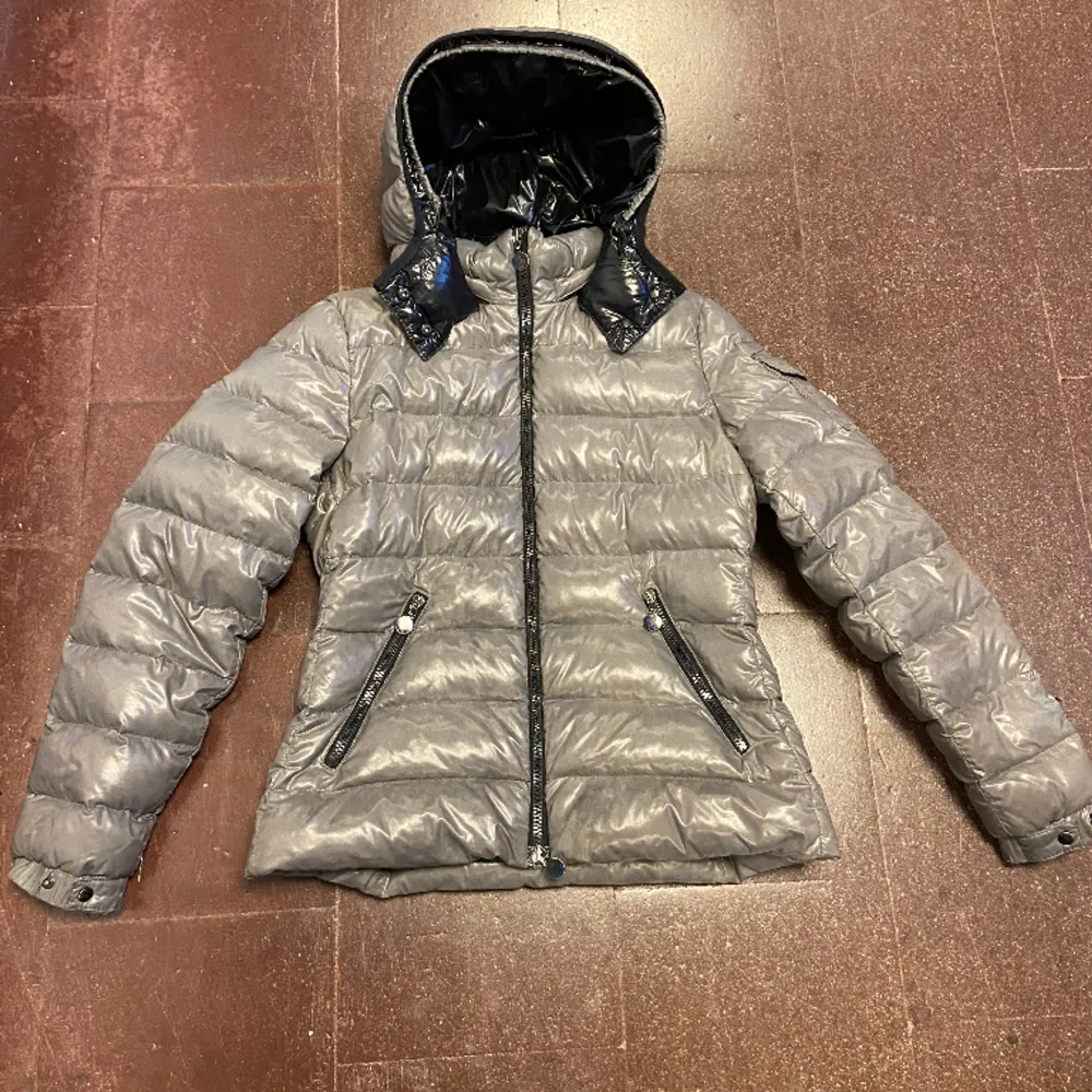 Hej säljer en fin moncler jacka i storlek 2. Passar S/M och fint skick men finns små tecken på användning. Skick 8/10. Äkthetsbevis finns skriv för frågor eller fler bilder. 😊. Jackor.