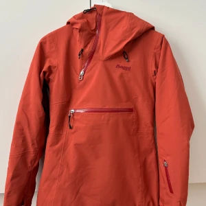Skidjacka Bergans - Skidjacka från Bergans som endast är använd totalt tre skid-veckor, därför är den i mycket gott skick! En superbra jacka som jag tyvärr växt ut innan jag fick så mycket användning för den. Storlek XS. Passade mig perfekt som 157 cm. Är sann i storlek