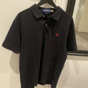 Ralph lauran pike - Säljer denna fräscha slim fit stretch mesh Polo Shirt ! Skicket är 8/10 alltså väldigt bra, det är bara att den är lite urtvättad men det ser man knappt, ny pris 1695!