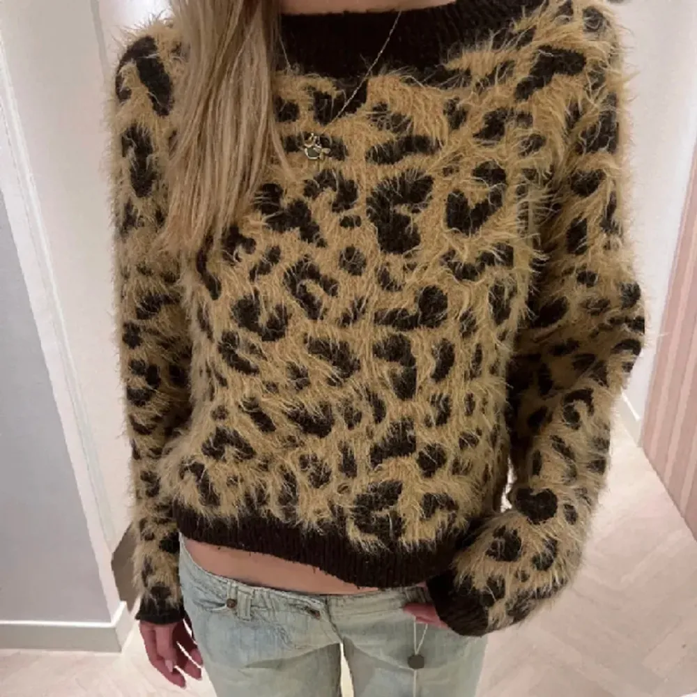 Stickad tröja med leopardmönster från H&M i fint skick! Lånad bild. Köp direkt för 250kr 💛. Stickat.