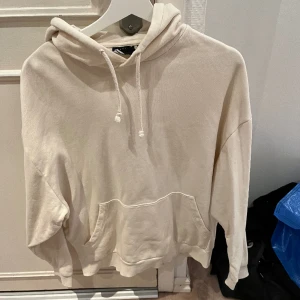Beige hoodie - Väldigt fräsch hoodie som knappt är använd Inga fläckar eller konstigheter