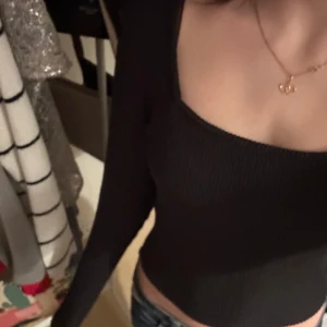 Svart långärmad tröja - En superfin svart långärmad tröja från Vero Moda som aldrig kommit till användning 💕