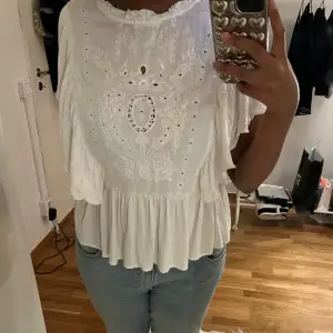 säljer denna finaaa blus topp som jag endast testat o som inte kommer till användning, köpt på second hand💘