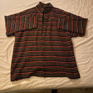 Tröja i coolt mönster - Cool tröja i gott skick. 