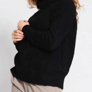 Stickad polo - Stickad polo tröja! Knappt använd så fortfarande fint skick! Köparen står för frakt!🩷