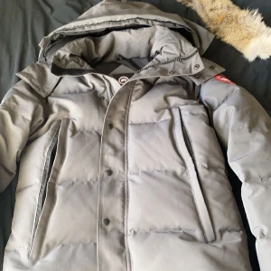 Canada goose jacka wydham -  canada gosse wydham storlek M använder ungefär 3 månader ser mycket bra ut priset kan sänkas vid snabb affär 