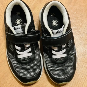 Barnskor skor promenadskor sneakers - Lejon träningsskor för skolidrott inomhus. Storlek 30. Hela och rena. Pris 75:- Från rökfritt och djurfritt hem.   Söt och skön sko i storlek 26. Pris 50:- Från rökfritt och djurfritt hem. 